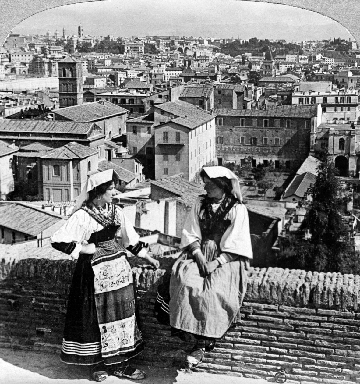 Két nő népviseletben Rómában, Olaszországban. alkotó: Underwood and Underwood
