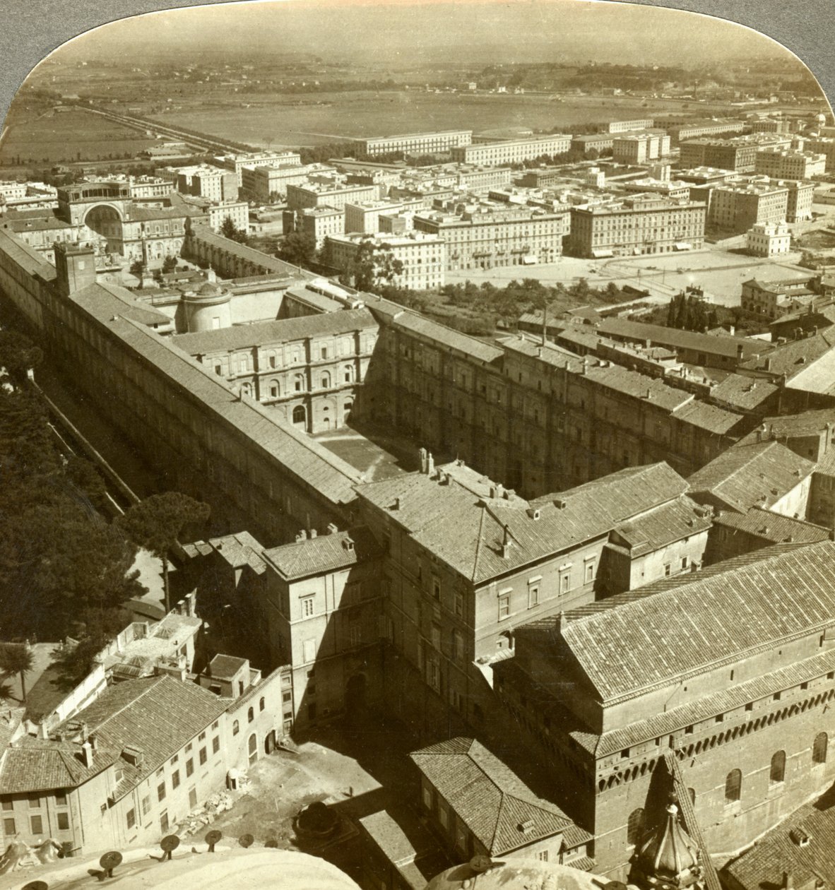 Vatikáni Palota a Szent Péter-bazilika kupolájából, Róma, Olaszország. alkotó: Underwood and Underwood