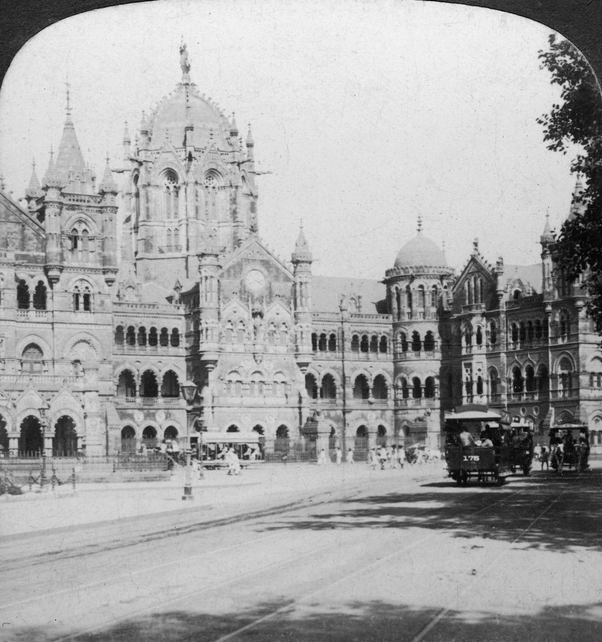Victoria Terminus pályaudvar, Bombay, India, 1903. alkotó: Underwood and Underwood
