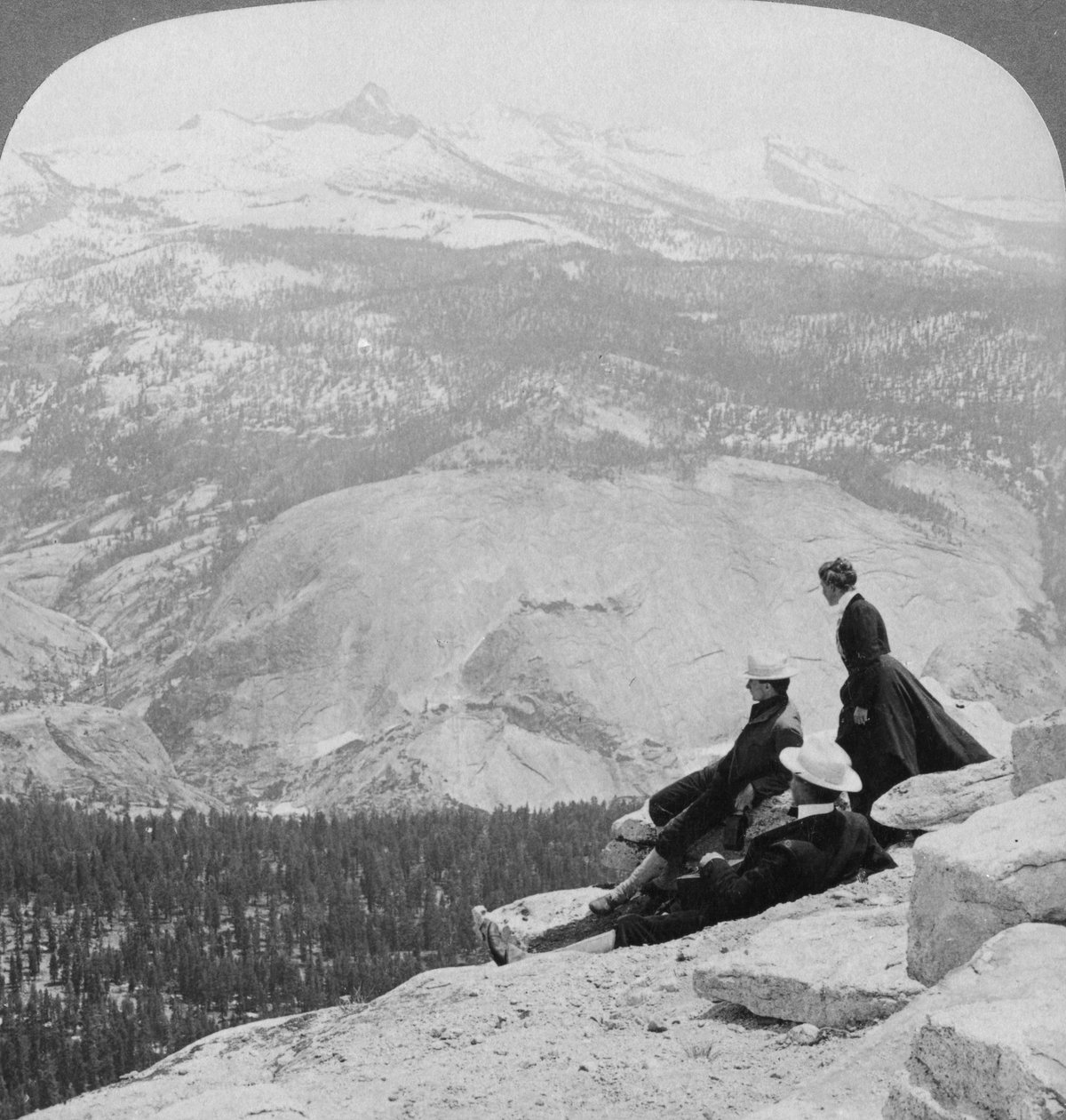 Kilátás a felhőkből Pihenés a Little Yosemite Valley felett a Mount Clark-ig, Kalifornia, USA, 1902 alkotó: Underwood and Underwood
