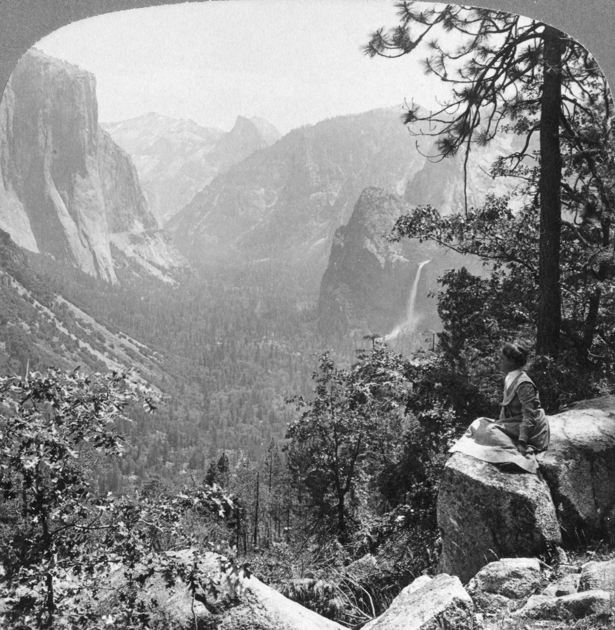 Kilátás az Inspiration Pointból a Yosemite Valley-n keresztül, Kalifornia, USA, 1902. alkotó: Underwood and Underwood