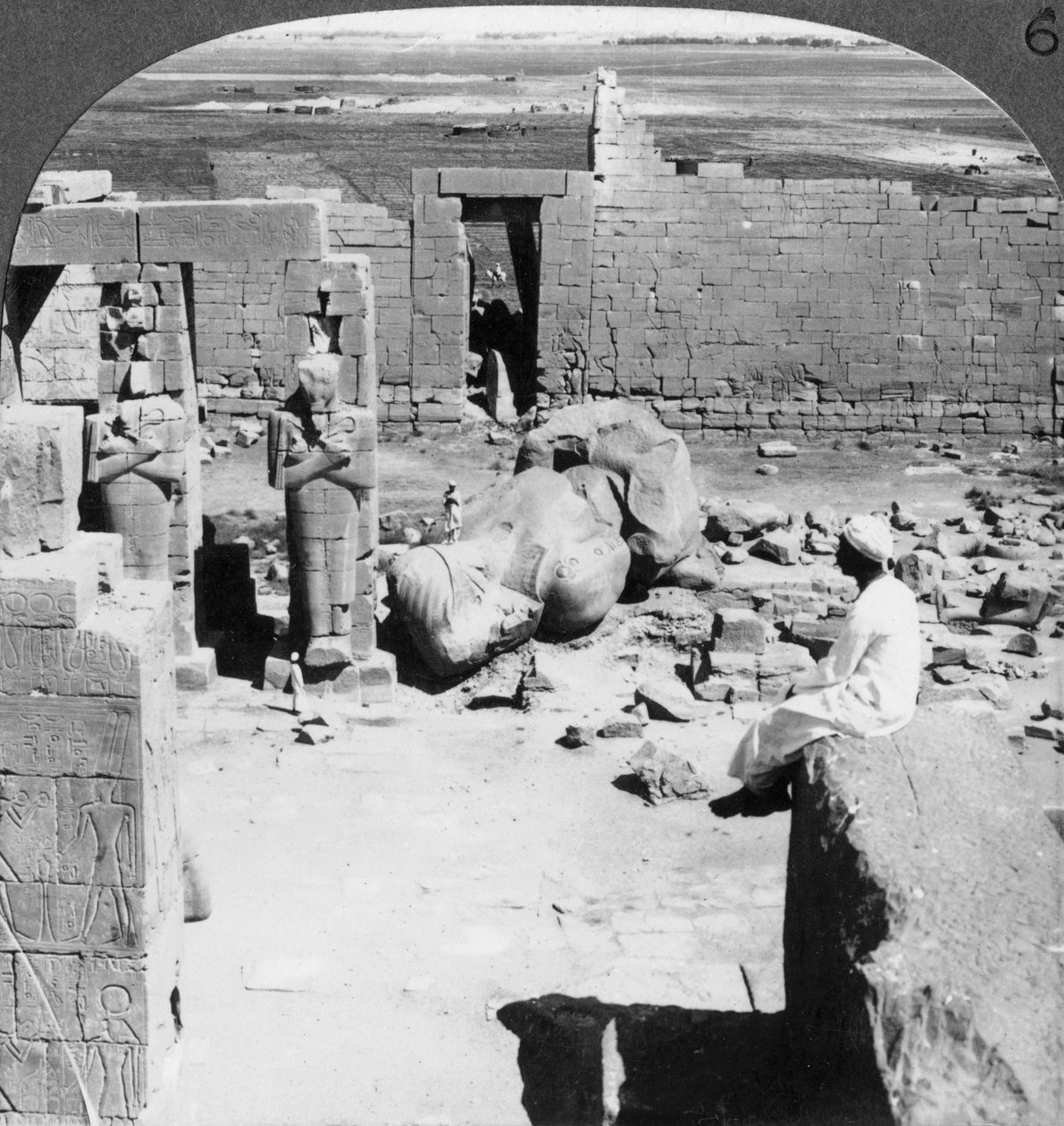 Kilátás a Ramesseumtól délkeletre, Théba síkságára, Egyiptom, 1905. alkotó: Underwood and Underwood
