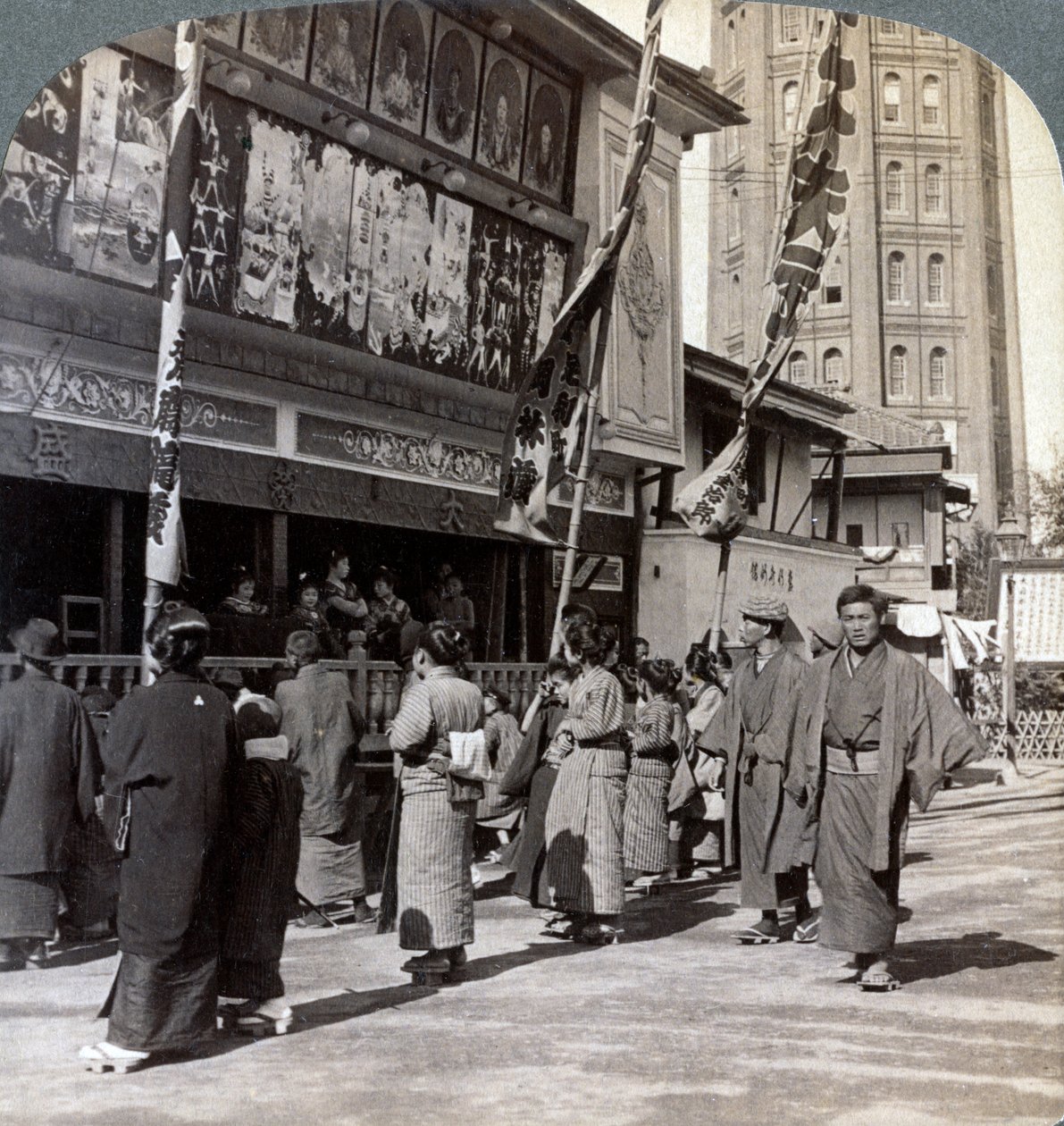 Ingyenes műsor megtekintése a Theatre Streeten, észak felé néz az Asakusa Tower, Tokió, Japán, 1904 alkotó: Underwood and Underwood