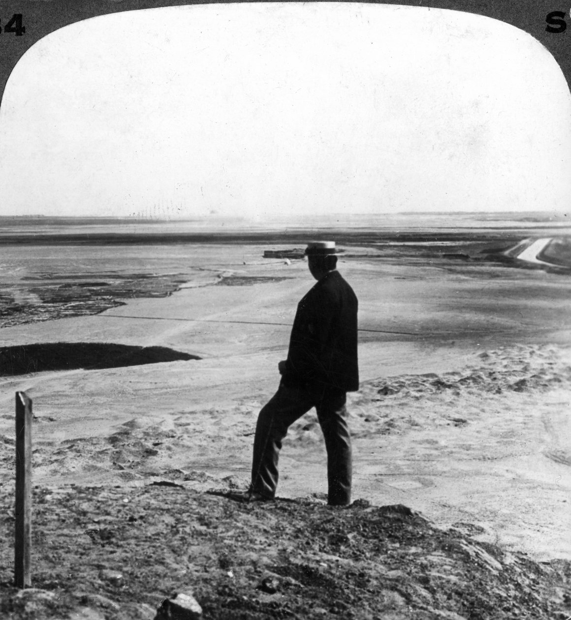 Homokörvényt nézni a Hawara piramis tetejéről, Egyiptom, 1905. alkotó: Underwood and Underwood