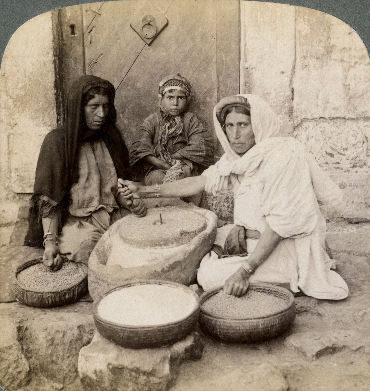Malomban őrlő nők, Palesztina, 1900. alkotó: Underwood and Underwood