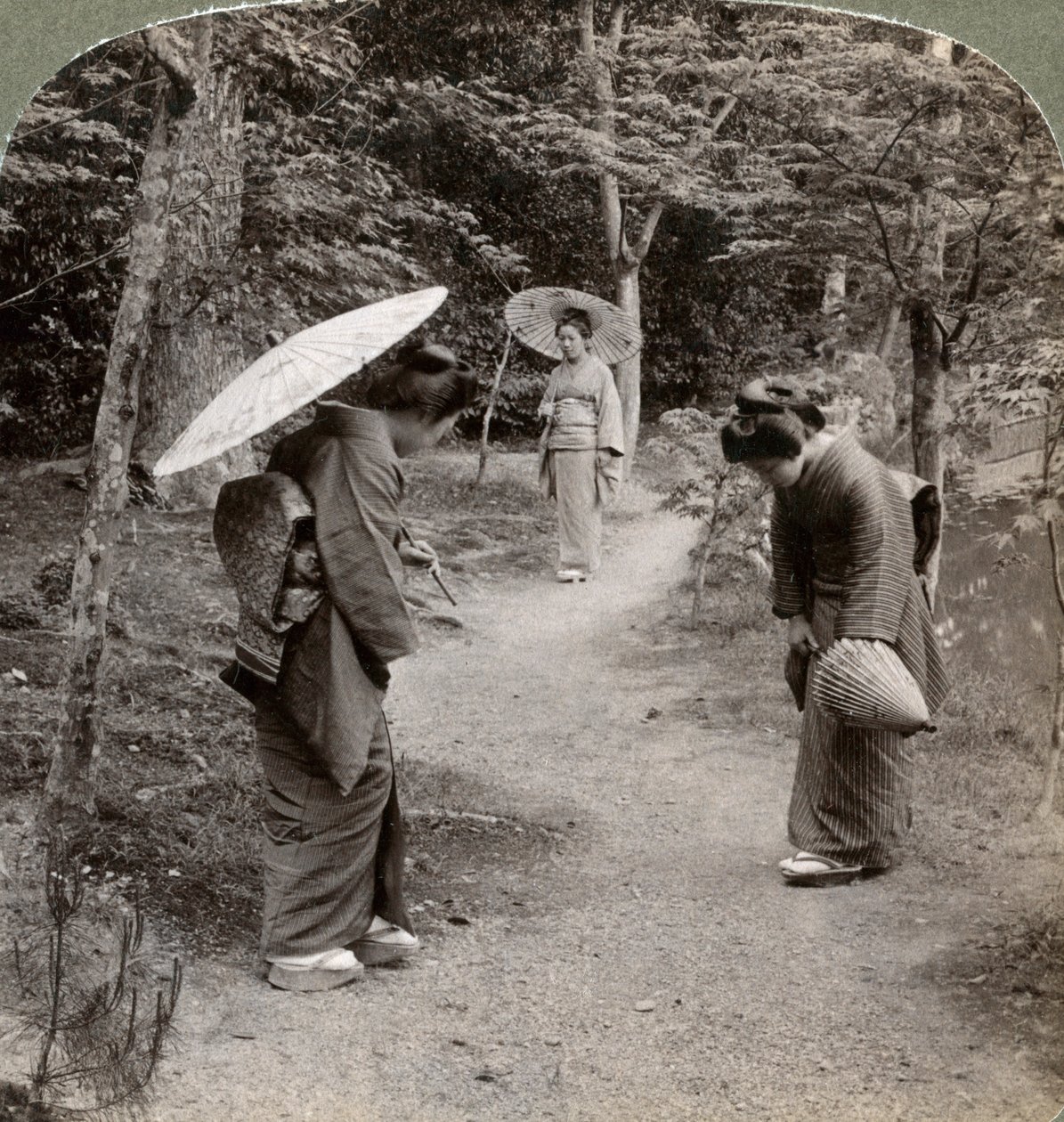 Nők a Kinkaku-ji templom kertjében, Kyoto, Japán, 1904. alkotó: Underwood and Underwood