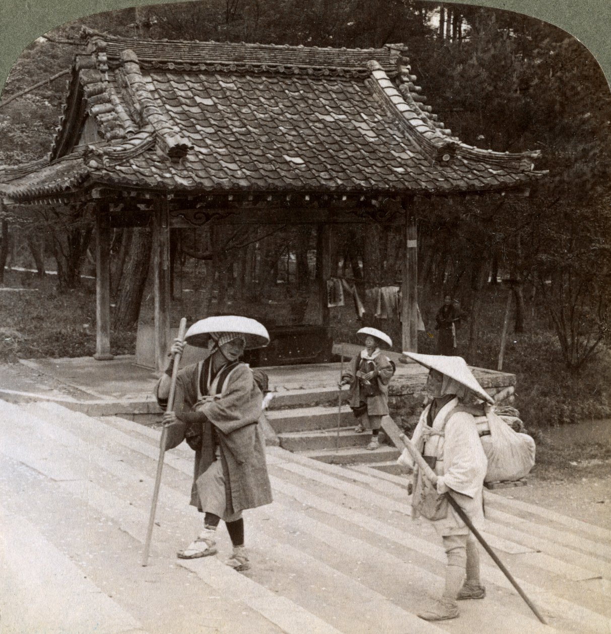 Women pilgrims on the steps of Omuro Gosho east, Kyoto, Japan, 1904 alkotó: Underwood and Underwood