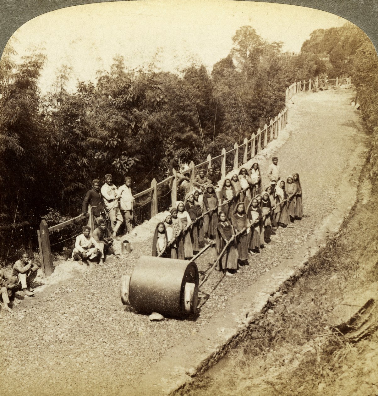 Nők a Darjeeling Highway-en, Indiában. alkotó: Underwood and Underwood