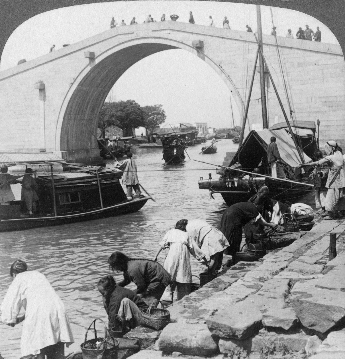 Woo Men Bridge és Grand Imperial Canal, Soo-chow Suzhou, Kína, 1900. alkotó: Underwood and Underwood