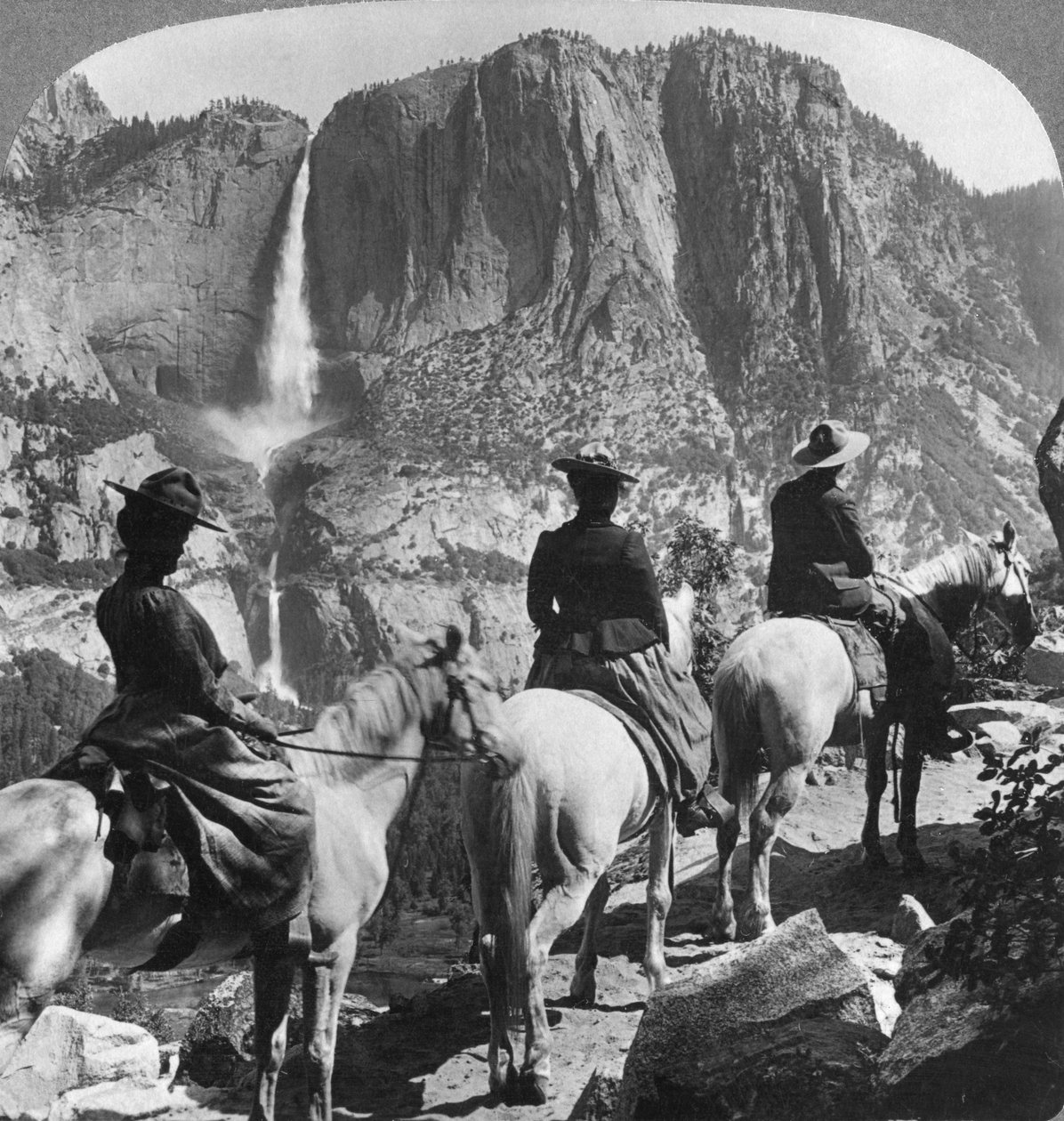 Yosemite Falls, a Glacier Point nyomvonalról, Yosemite Valley, California, USA, 1901 alkotó: Underwood and Underwood