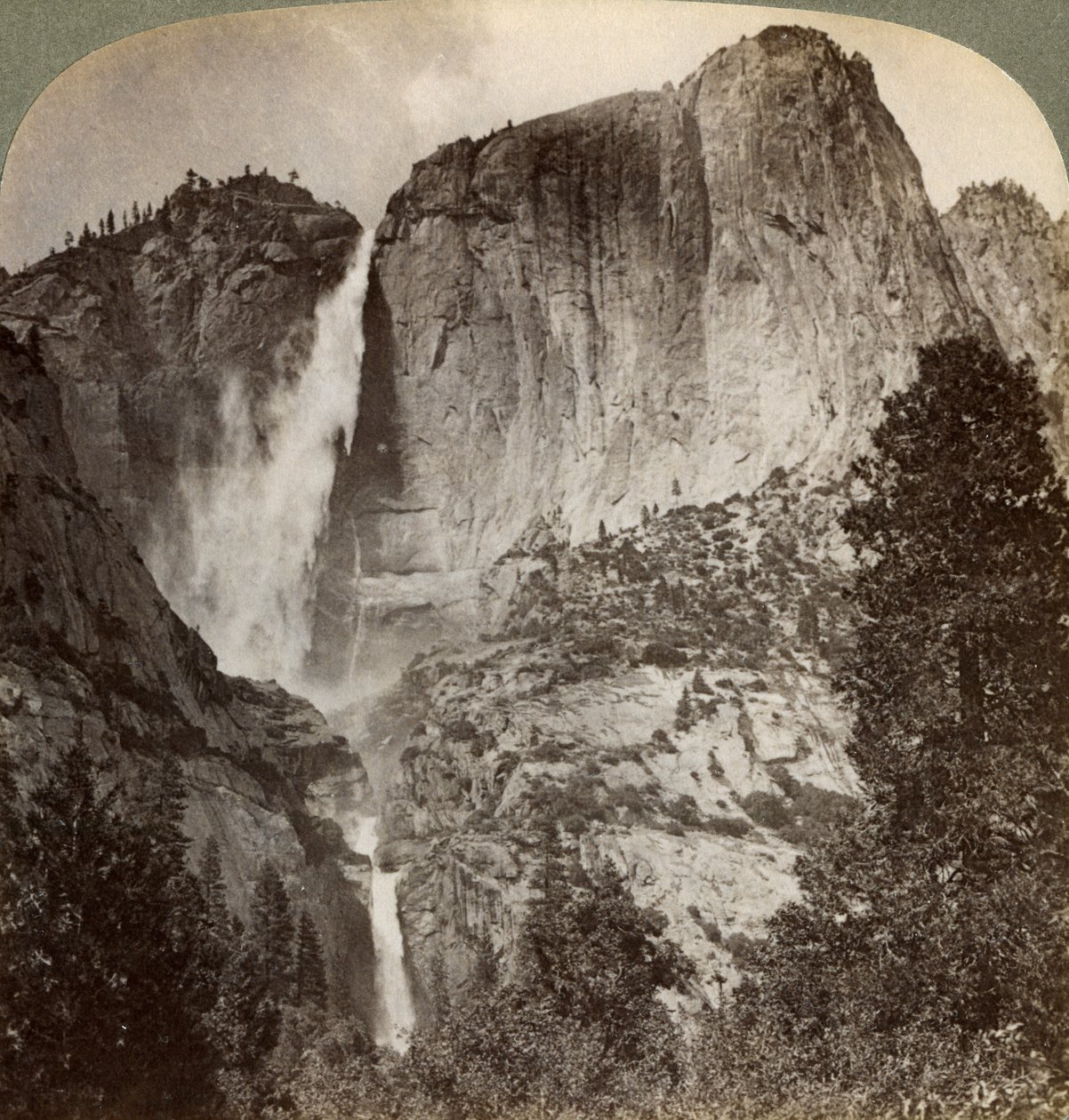 Yosemite Point és a szél által fújt Yosemite-vízesés, Yosemite Valley, California, USA, 1902 alkotó: Underwood and Underwood