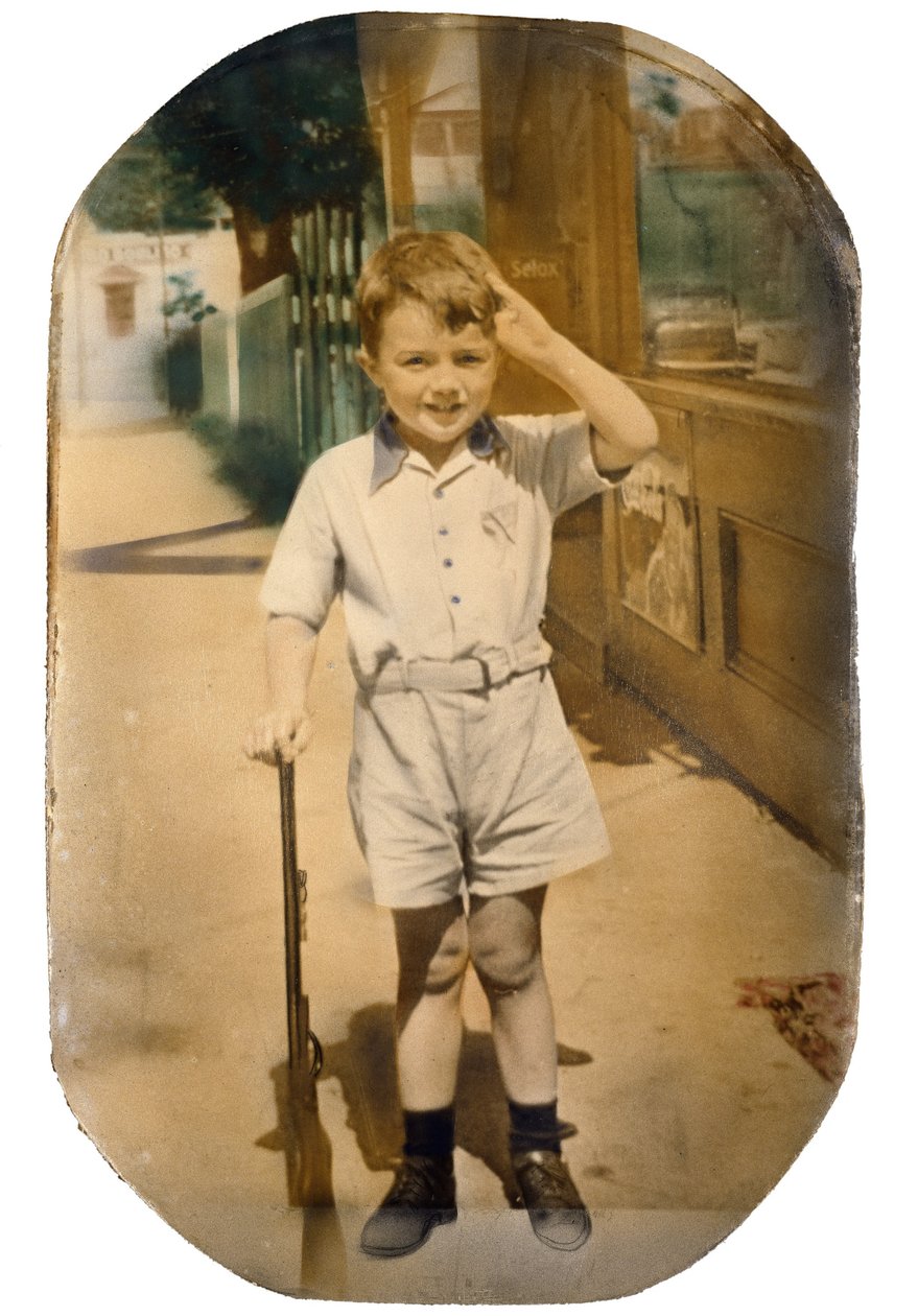 Fiú játékpisztollyal alkotó: Unidentified