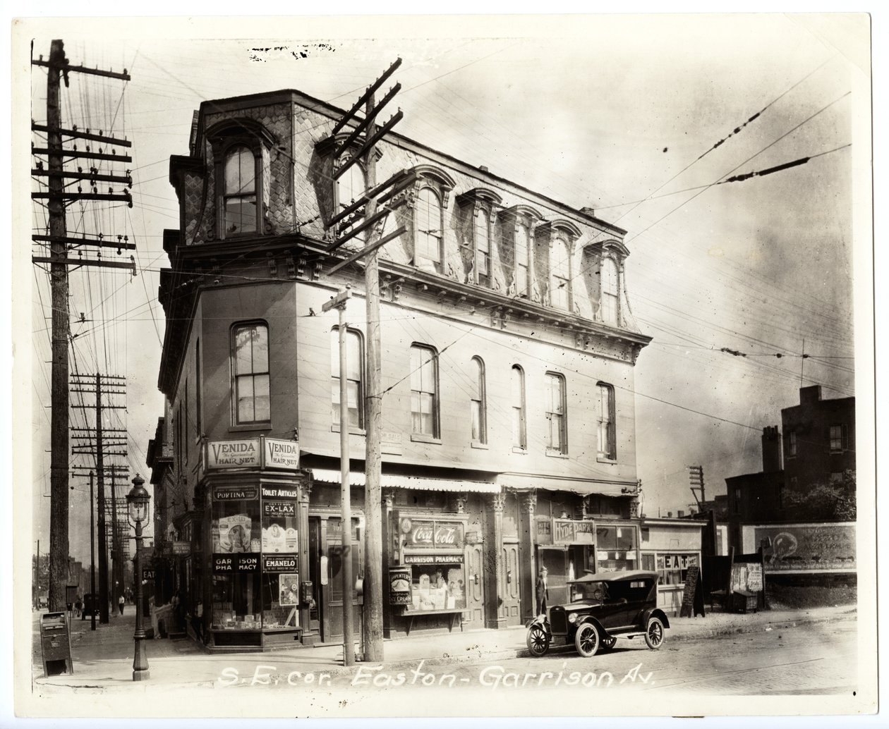 Garrison Pharmacy Easton és Garrison délkeleti sarkán alkotó: Unknown