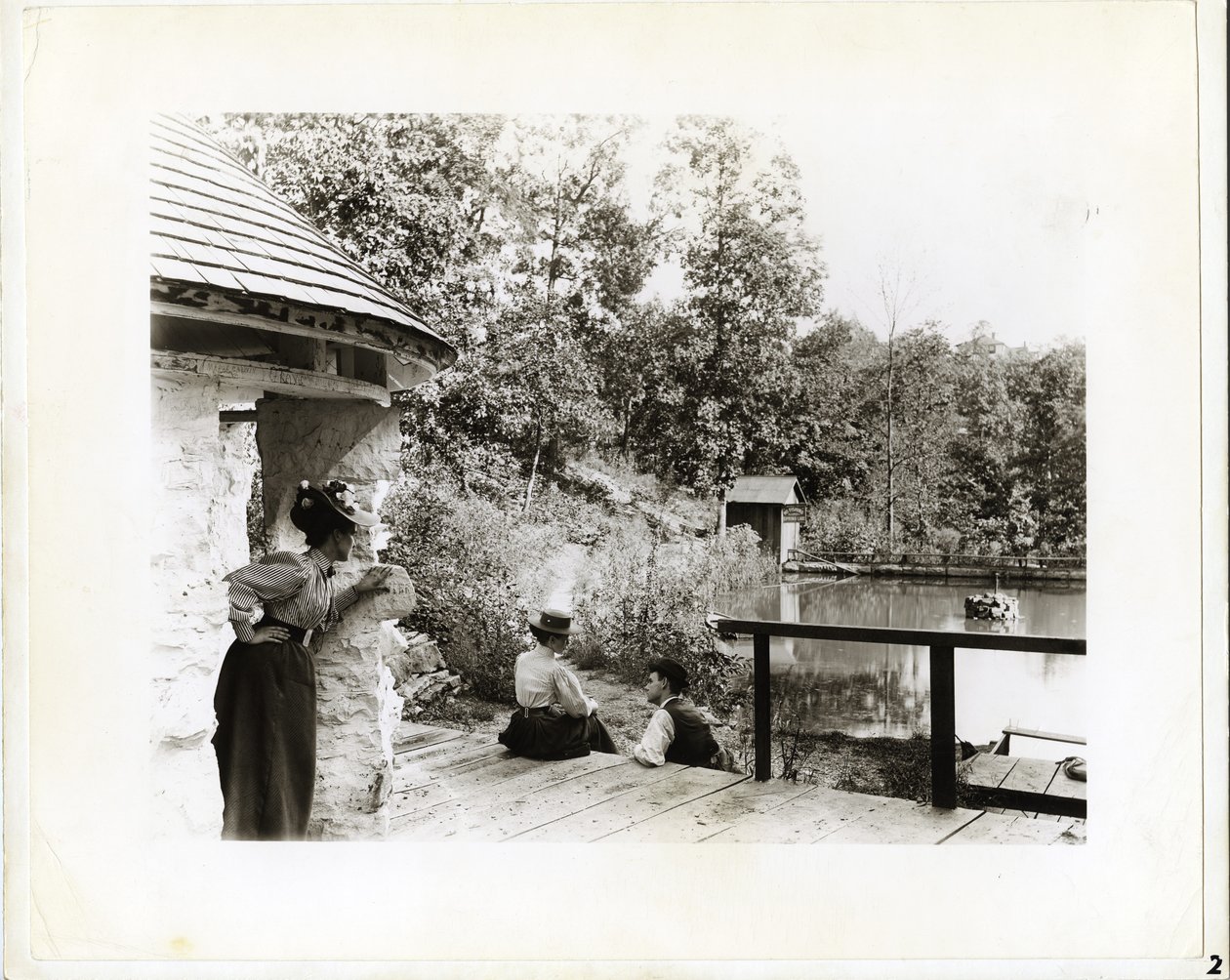 Csoport a Spring Lake Parkban, Fentontól keletre, Missouri alkotó: Unknown