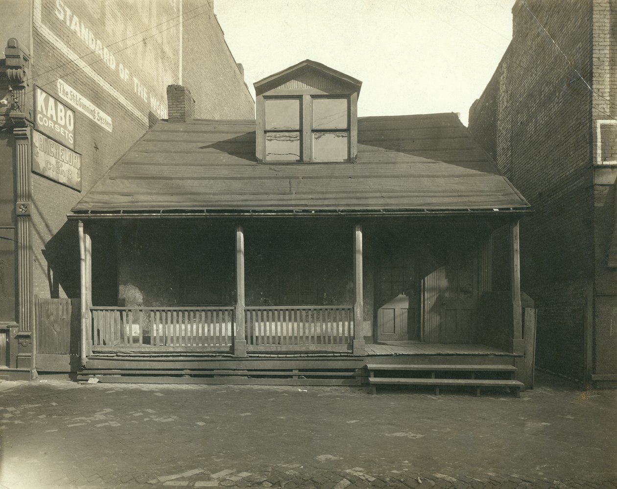 Joseph Labadie Residence. Negyedik utca a nyárfától délre eső keleti oldalon alkotó: Unknown