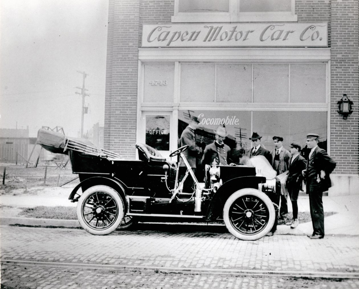 Locomobile, 1907. (A Capen Motor Car Company előtt. 4739-4743 McPherson Avenue.) alkotó: Unknown
