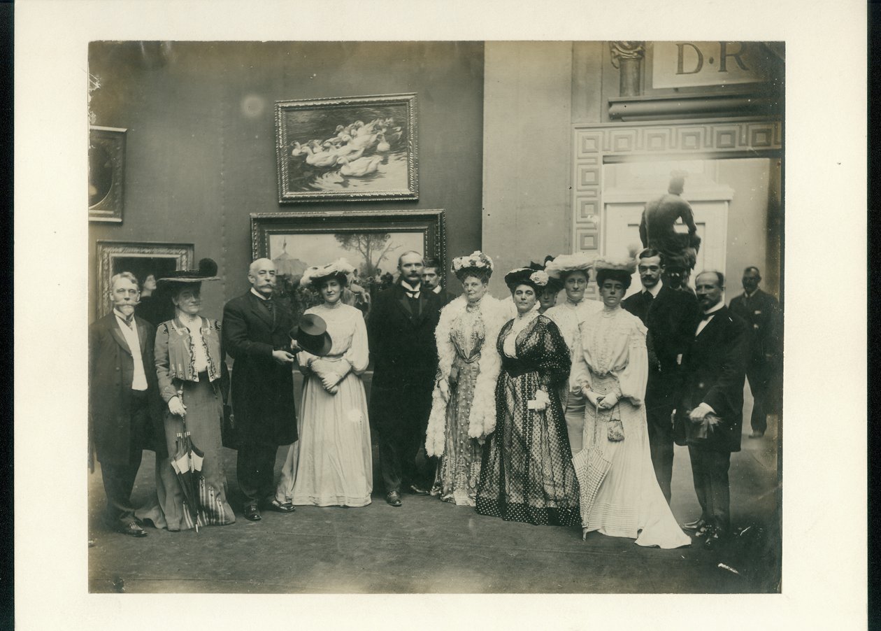 A Művészetek Palotája fogadócsoportja, beleértve Mrs. Manning -t, a Lady Managers Tanács elnökét (hatodik balról) és Florence Haywardot (balról a második) alkotó: Unknown
