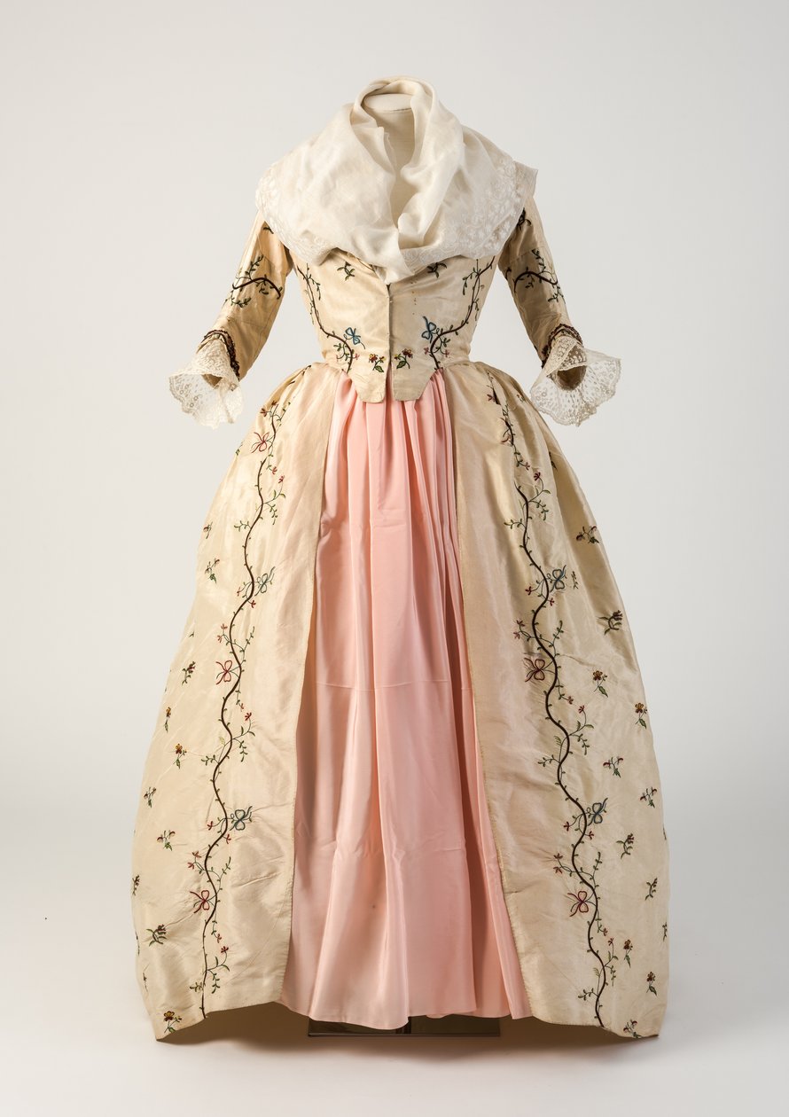 Krémszínű selyem tambúrral hímzett zárt ruha, 1780-as évek (selyem) alkotó: Unbekannt Unbekannt