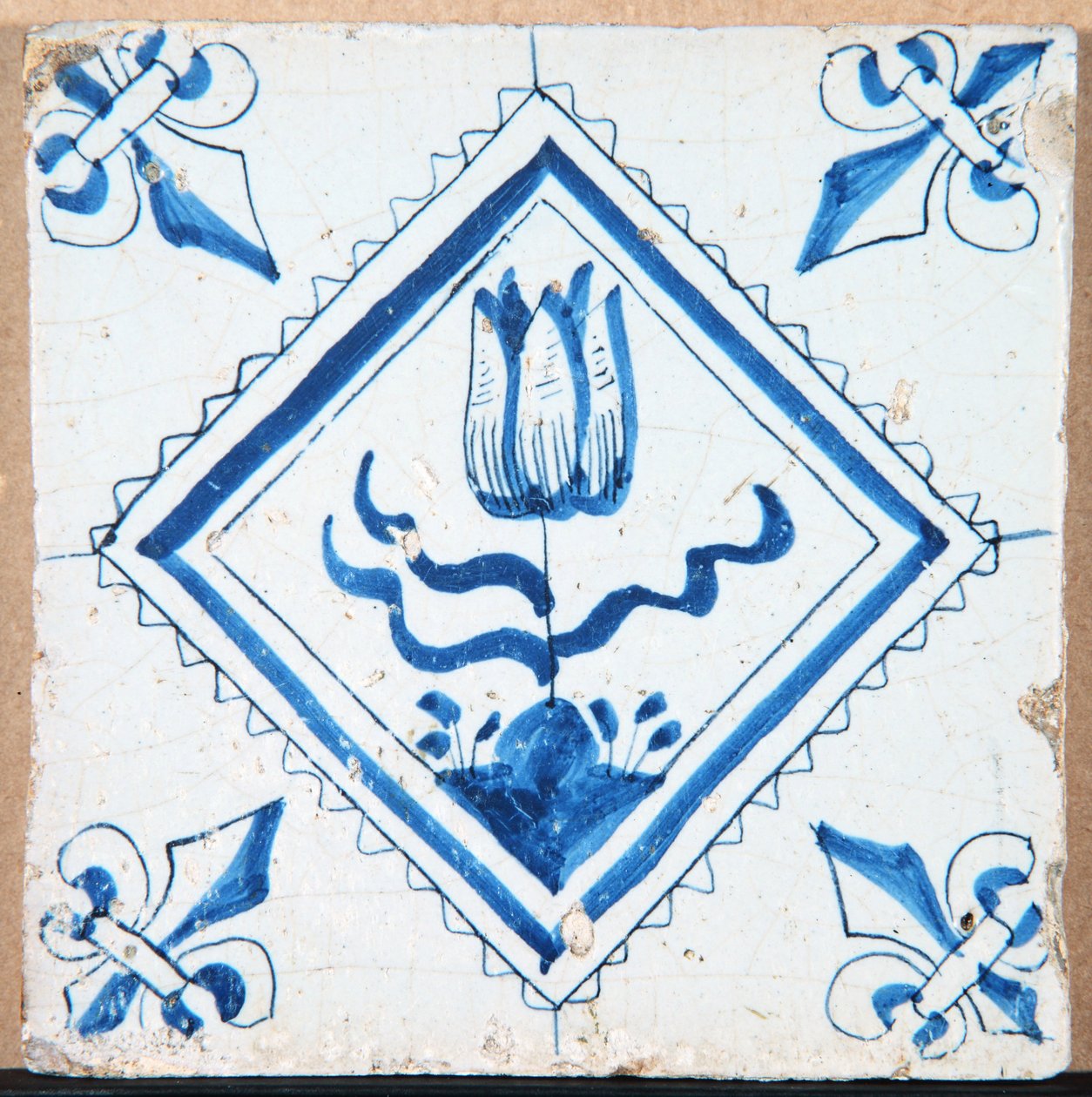 Tulipán gyémántban (fleur-de-lis sarkokkal) 1620-50 (kerámia) alkotó: Unbekannt Unbekannt