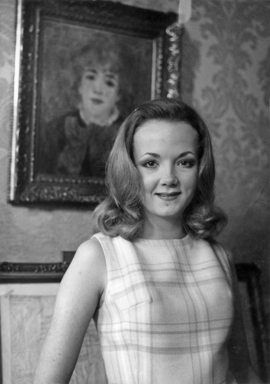 Catherine Hiegel a vászon előtt Renoir otthon francia a La Comedie Francaise-ből, miután aláírta szerződését a szobalány szerepére 1969. január 30-án alkotó: Unknown