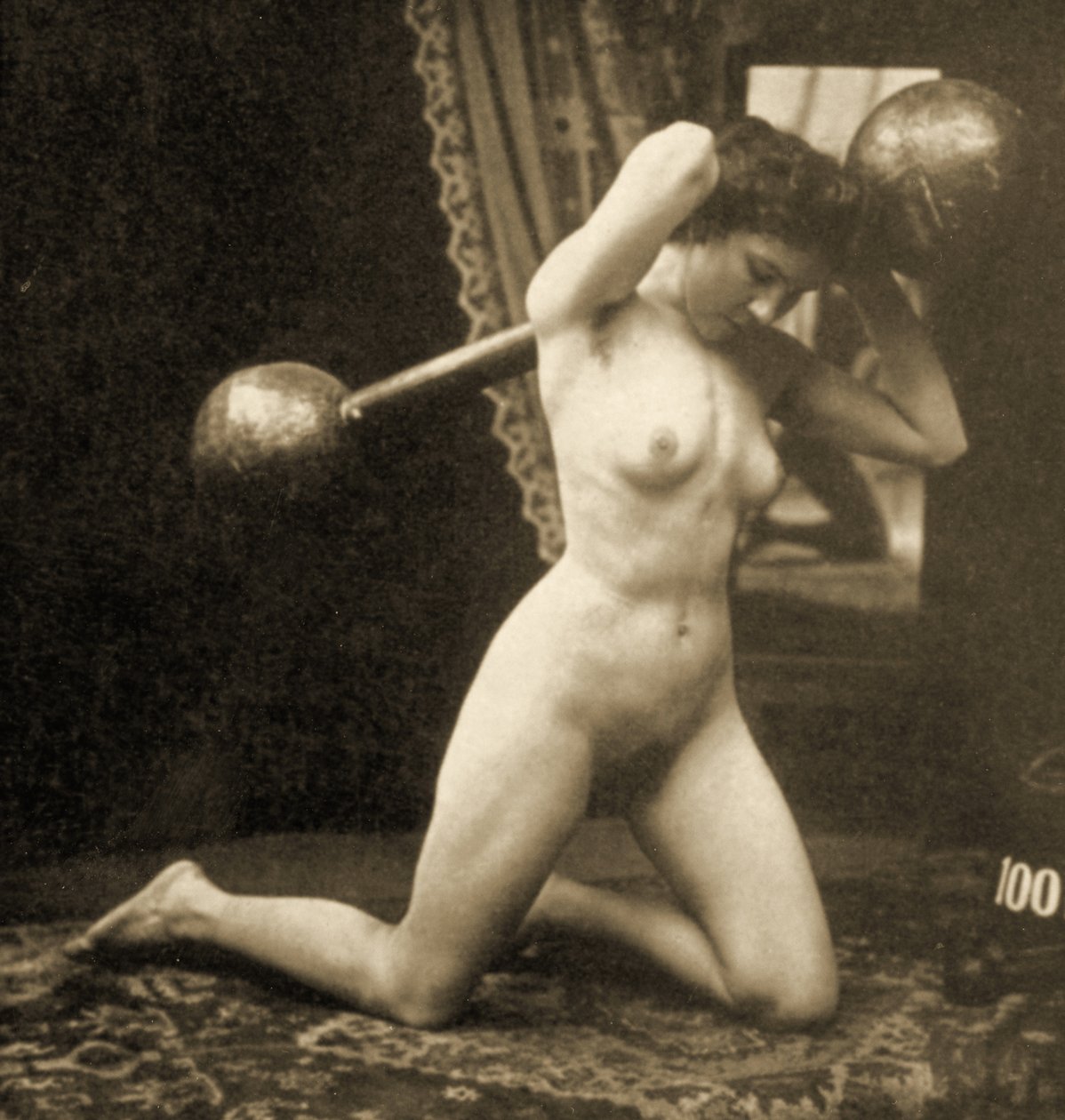 Női akt testmozgás földgömb súlyzóval, 1900 körül (szépia fotó) alkotó: Unknown