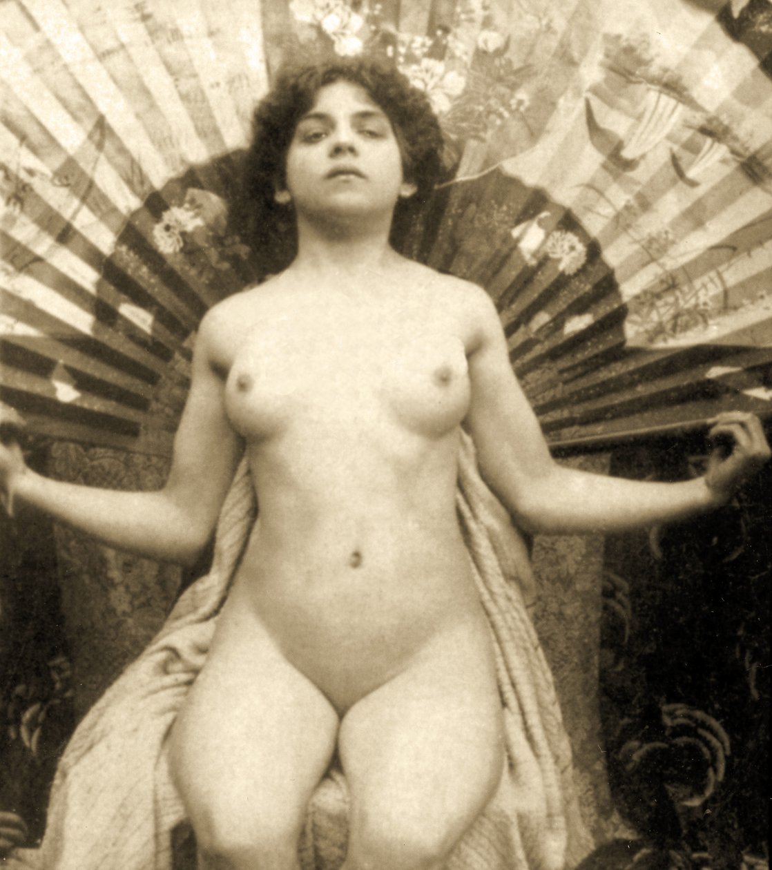 Női akt pózol egy nagy legyezővel, 1900 körül (szépia fotó) alkotó: Unknown