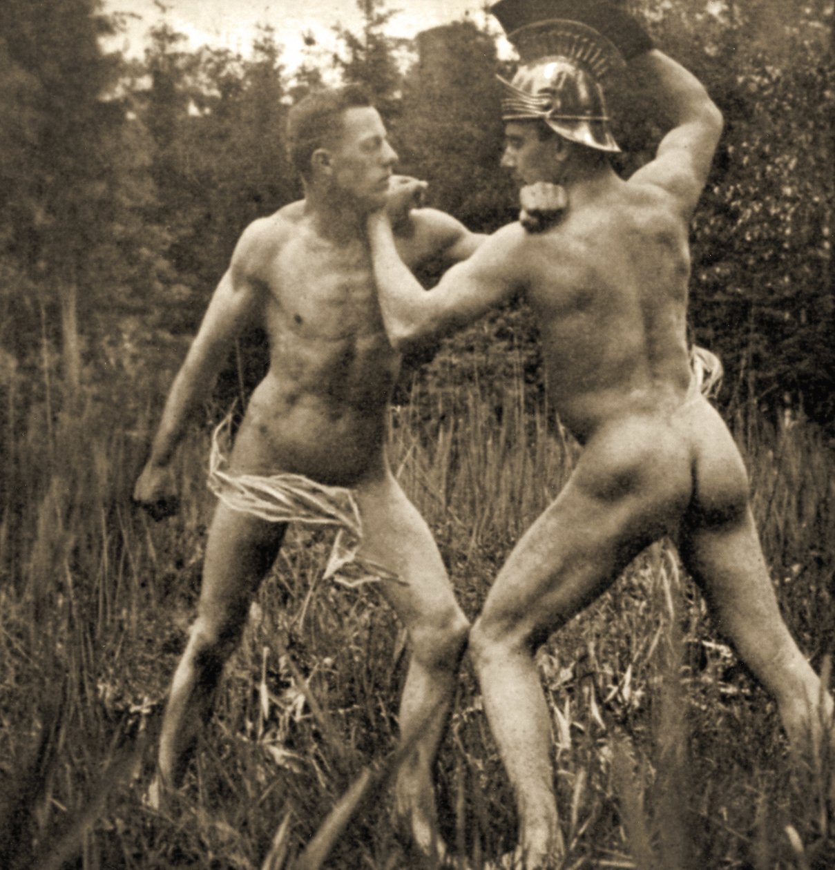 Harci póz római sisakkal, 1910 körül (szépia fotó) alkotó: Unknown