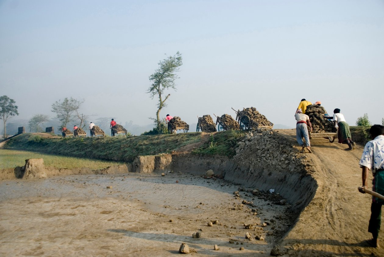 A munkások tolókocsikon hordják a talajt a téglamezőre Katiadiban (Kishorganj, Banglades). Bangladesben 6000-7000 téglamező található, amelyek általában az alacsony fekvésű vidékeken található városokon kívül találhatók. alkotó: Unknown