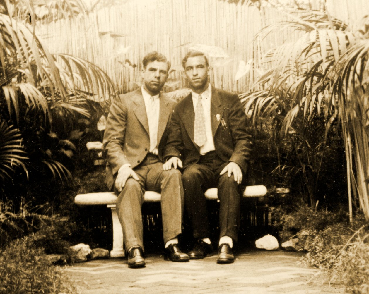 Egy szerelmes pár portréja egy trópusi kertben, 1930 körül alkotó: Unknown