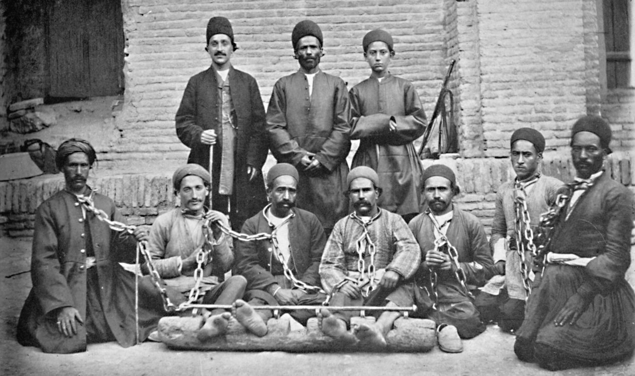 Foglyok és börtönőrök a börtön udvarán, Nahavand, Perzsia, 1902 alkotó: Unknown