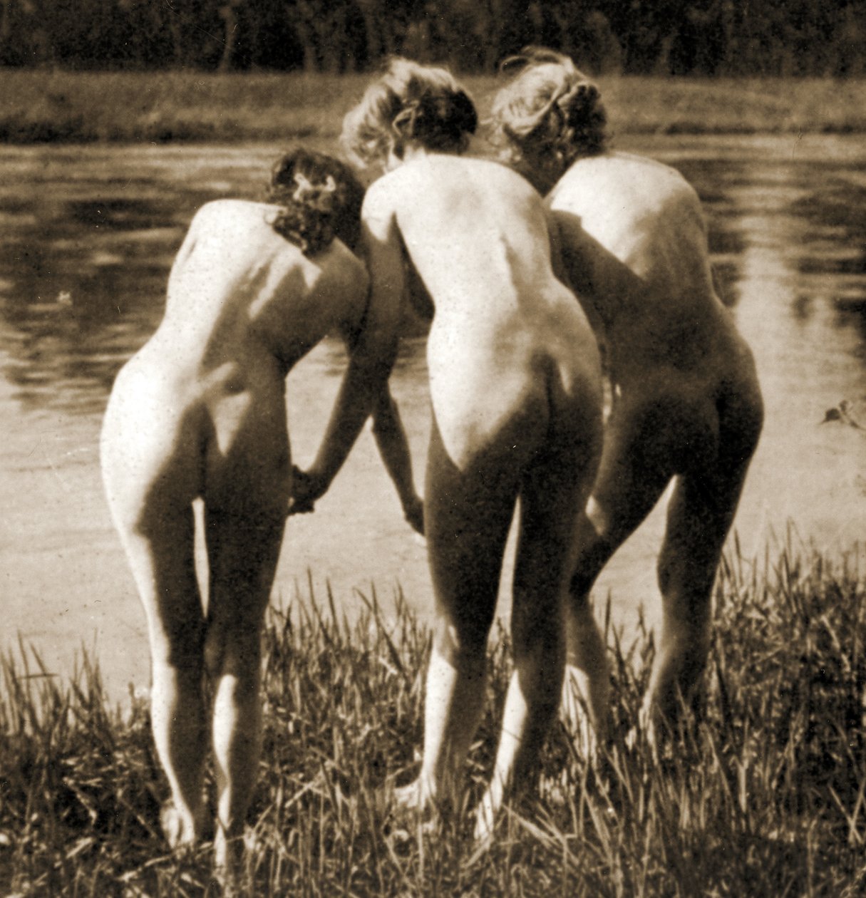 Three Graces, egy női akttrió, 1900 körül (szépia fotó) alkotó: Unknown