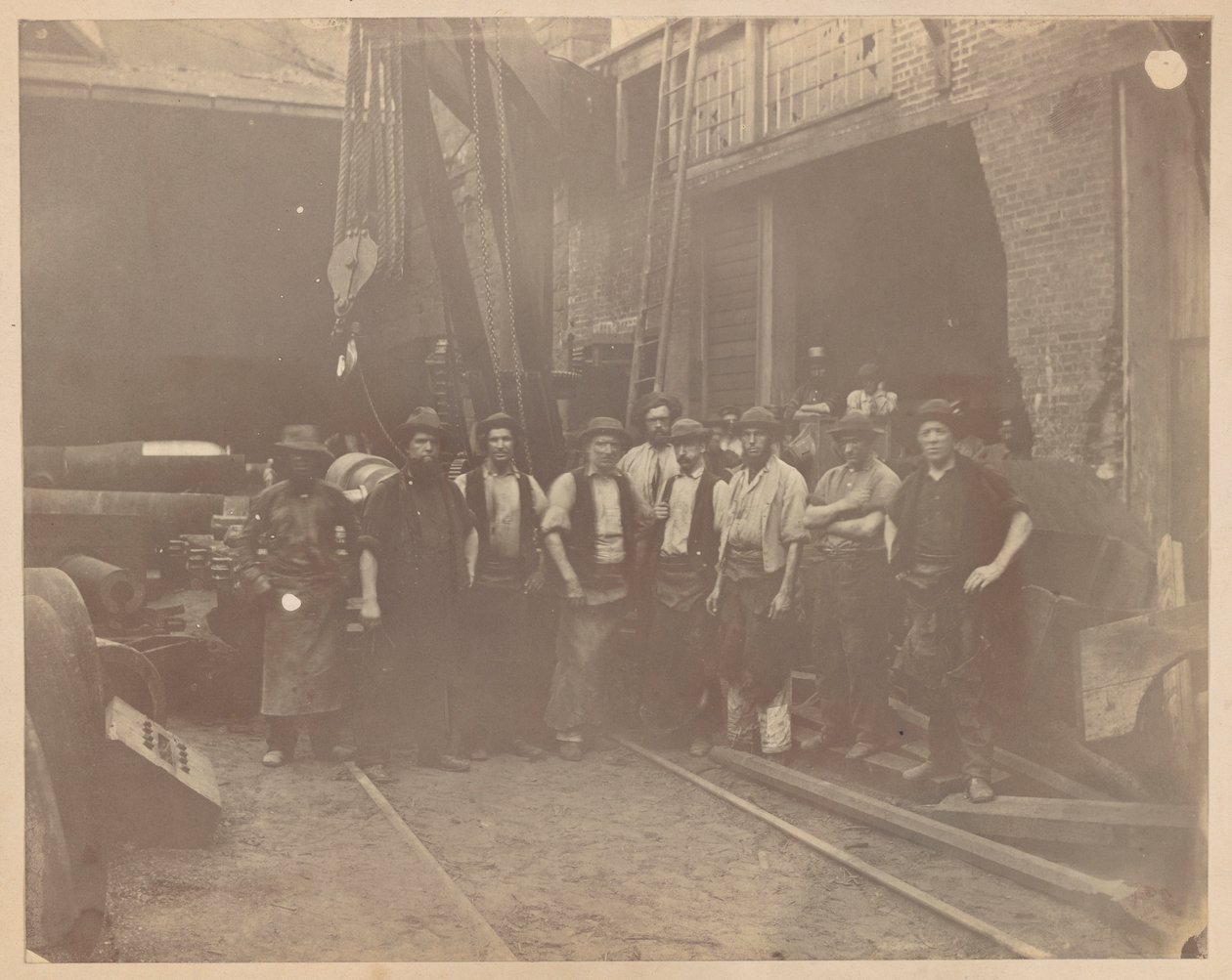 Untitled [Vasmunkások a West Point-i öntödében, Cold Spring, New York] alkotó: Unknown