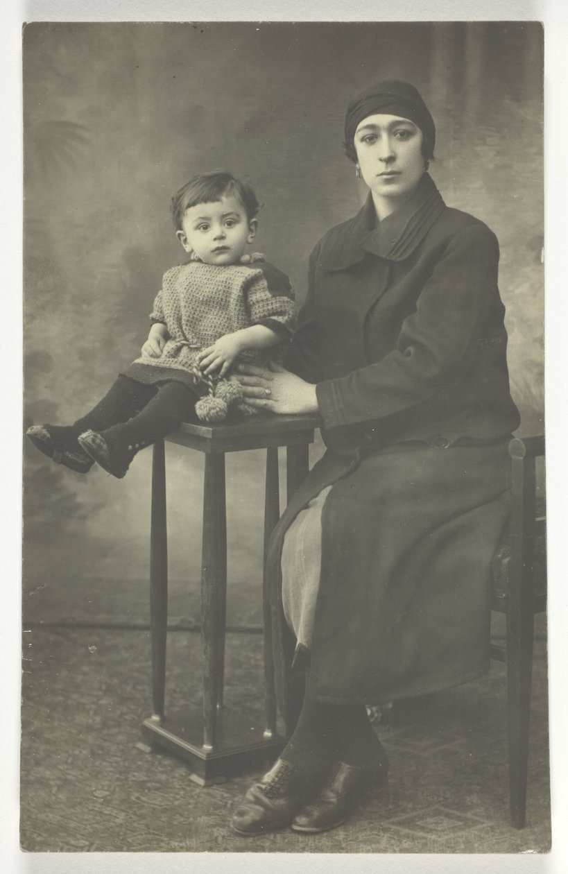 Cím nélküli képeslap (Nő fiúval állva) alkotó: Unknown