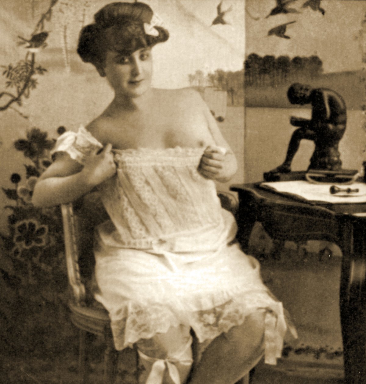 Fiatal nő csipkés ruhát jelenít meg, 1900 körül alkotó: Unknown