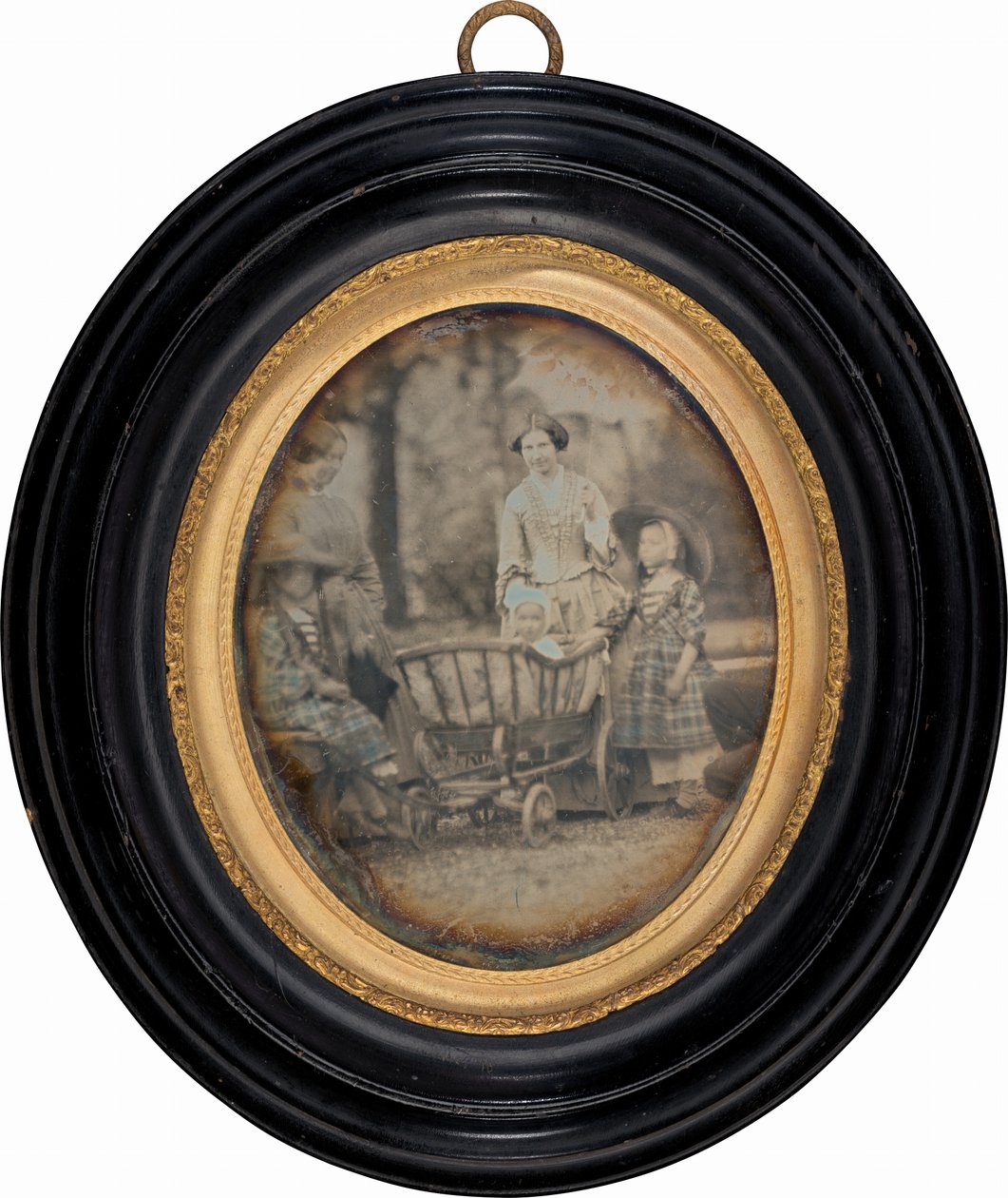Két nő és három gyerek a kertben alkotó: Unknown 19th Century