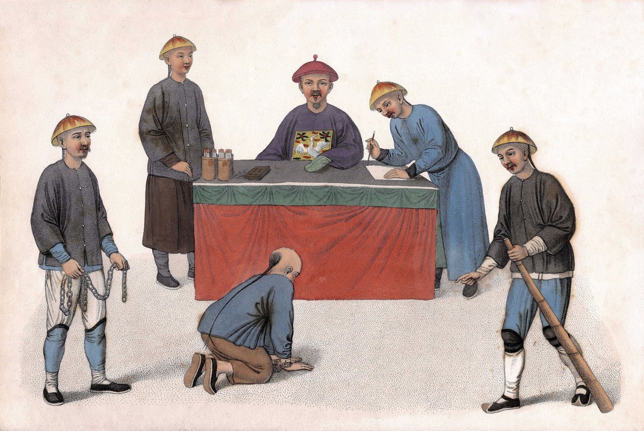 A bíró előtti vádlottnak egy hivatalnok, egy titkár és őrök segítettek. „A kínaiak büntetése”, London alkotó: Unknown artist