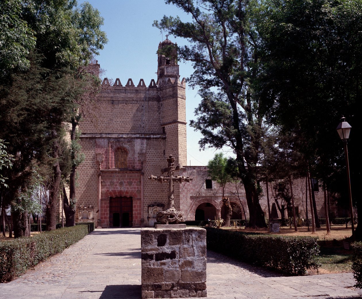 Art Mexico: kilátás az Ágoston-rendi kolostorra (San Augustin Acolman kolostor) 1571-ből. A keresztet Tequitqui őslakos művészei készítették. Mexikó. Acolman alkotó: Unknown artist