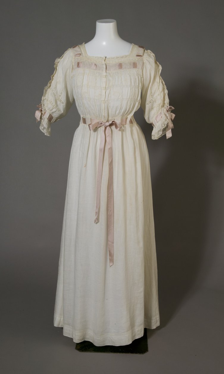 Bertha Palmer hálóing, 1880 körül (elölnézet), fehér pamut, csipke, hímzés és selyem szalag. alkotó: Unknown artist