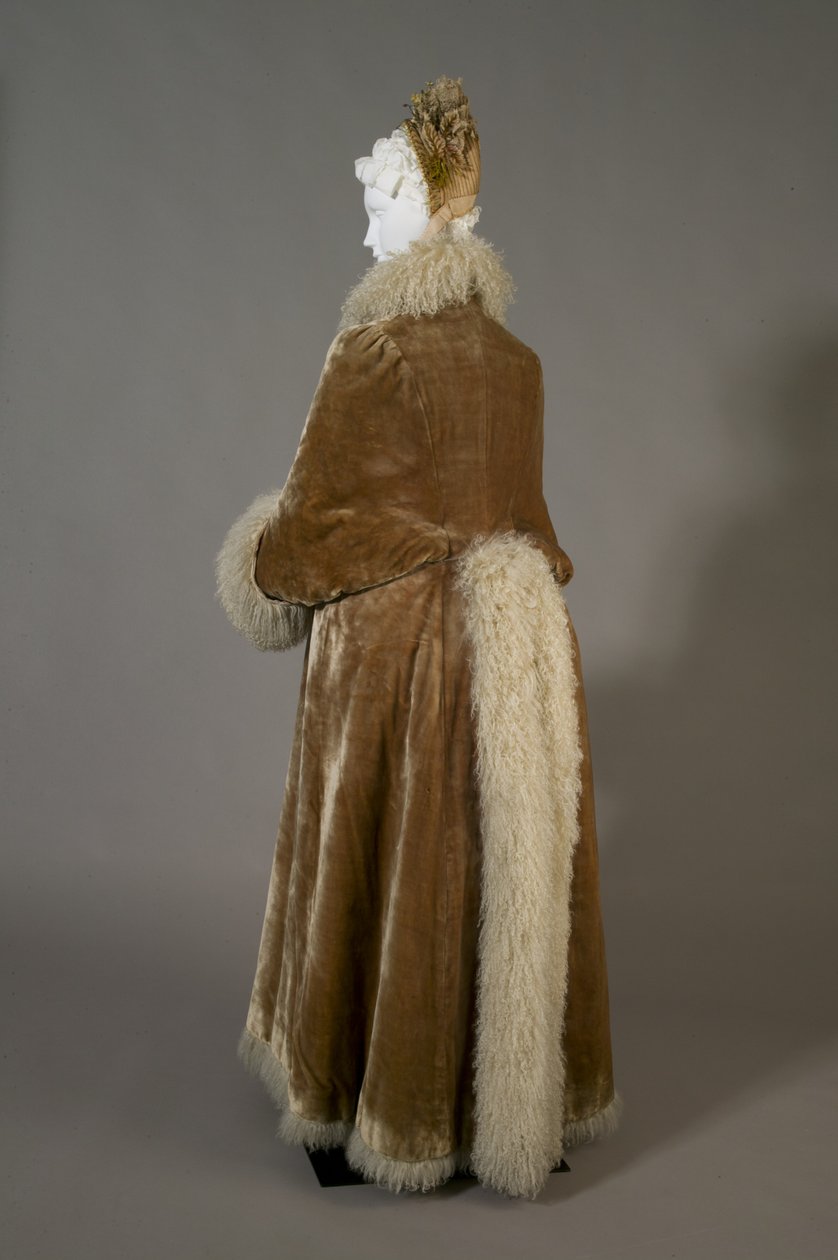 Bertha Palmer télikabátja, 1885 körül (ferde hátulnézet), selyembársony és báránygyapjú. alkotó: Unknown artist