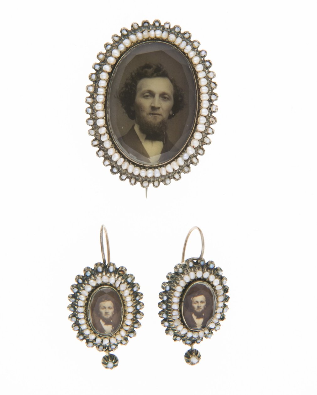 Bross és hozzáillő fülbevaló, 1880 körül, fényképek, gyöngy, arany, ezüst, címke nélkül alkotó: Unknown artist