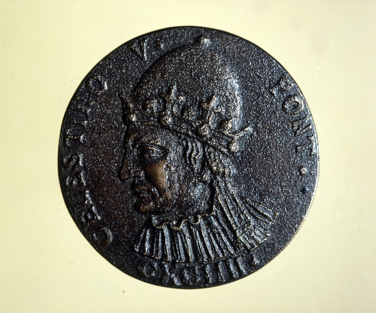 V. Celesztin (vagy Szent Péter Celesztin) (1215 - 1296) a pápa, aki elköltözött. A római éremkabinet érme. alkotó: Unknown artist