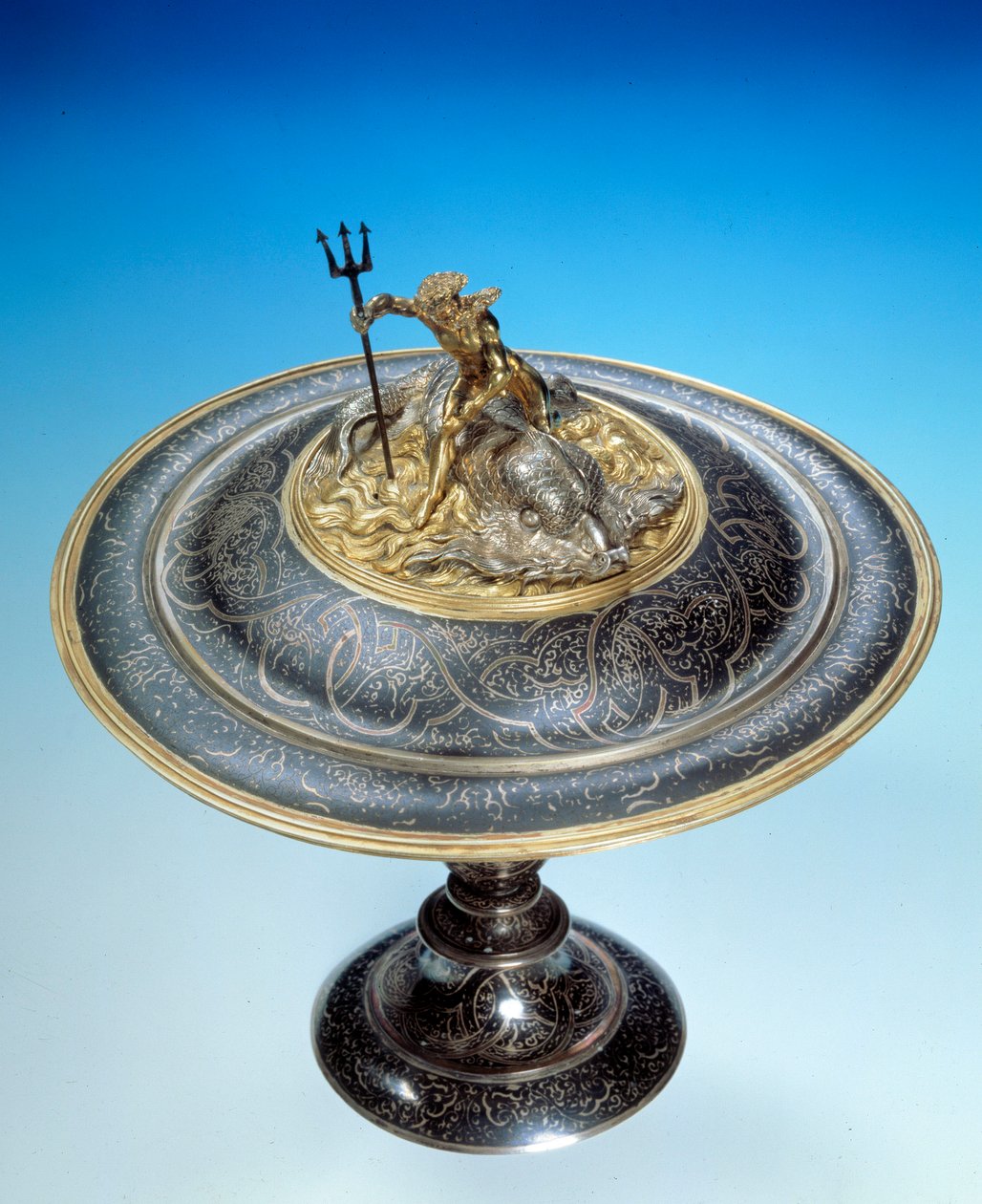 Ezüst niellel és arannyal borított pohár, tetején Neptunusz szobor. 16. század végi Párizs. Louvre múzeum alkotó: Unknown artist