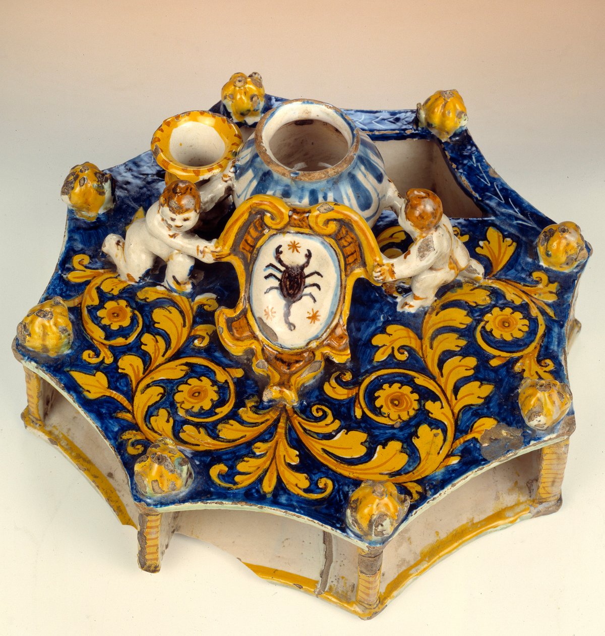Nyolcrészes majolic (maiolica) írás, sötétkék, sárga és halványzöld színekben. 1560-1570 Enouen, Nemzeti Reneszánsz Múzeum alkotó: Unknown artist