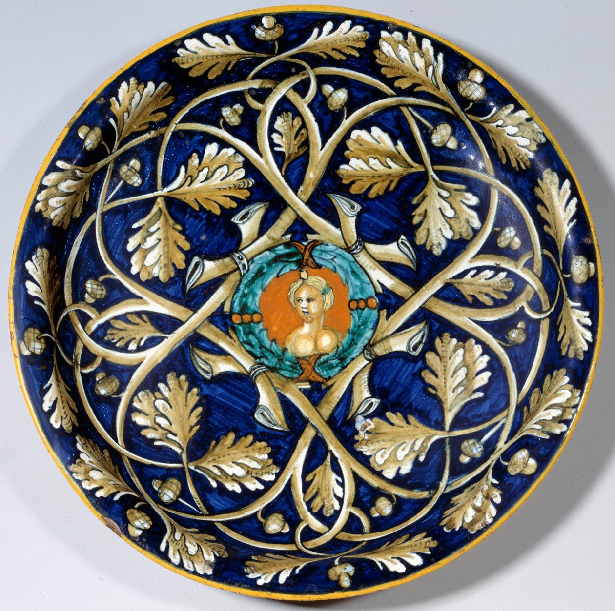 Fajansz tányér női mellszoborral. 16. századi Párizs. Musee du Louvre alkotó: Unknown artist