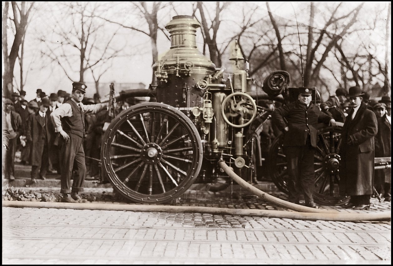 A New York-i Tűzoltóság tűzoltószivattyúja 1909. alkotó: Unknown artist