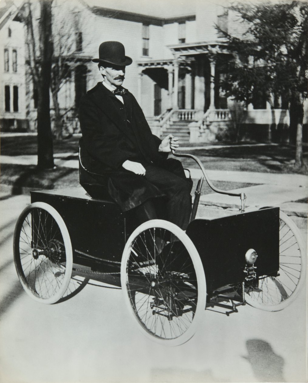 Henri Ford 1896-ban vezette első benzines autóját Detroit utcáira (lánchajtású négykerekű), Privee Collection alkotó: Unknown artist