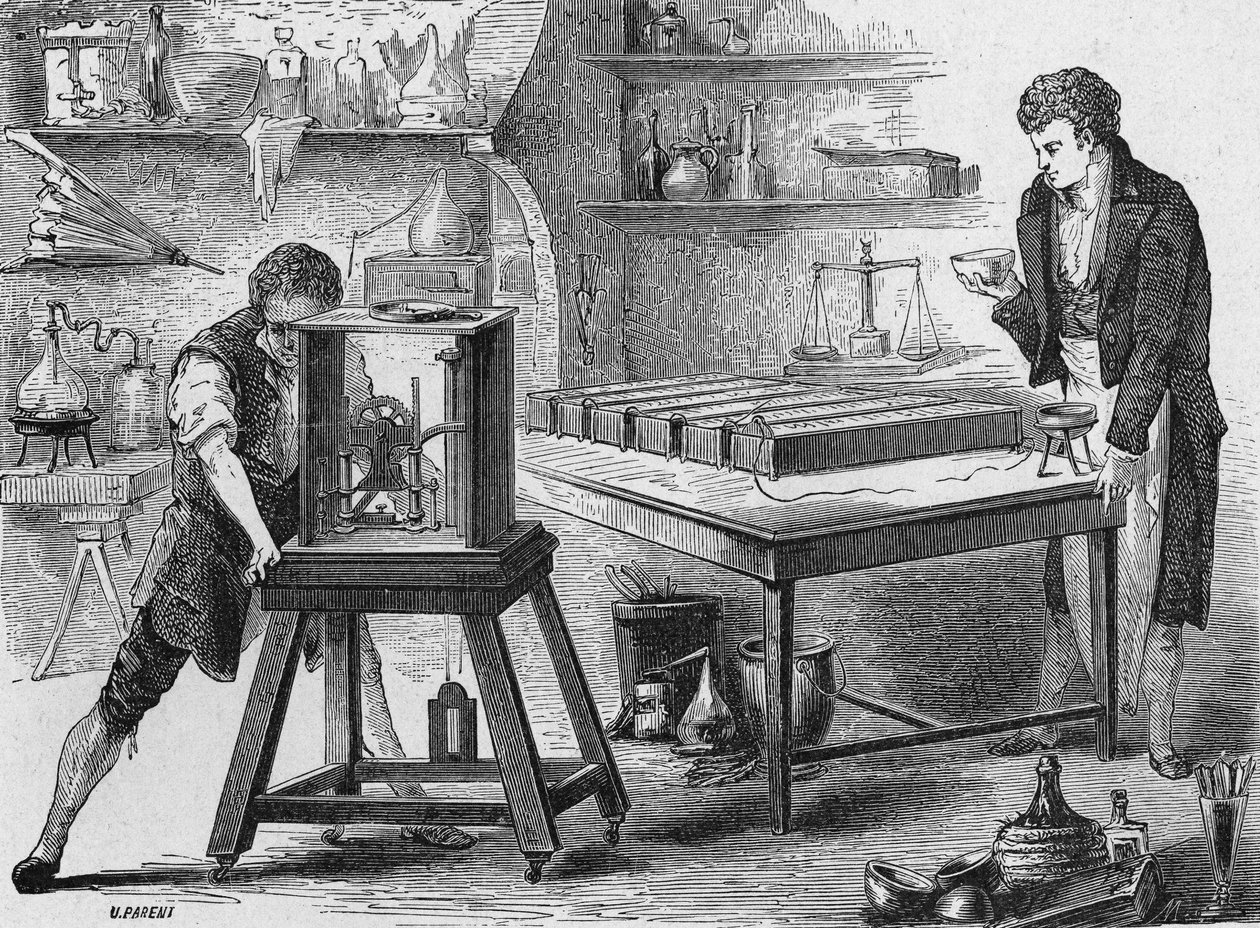 Humphry Davy lebontja a lúgokat a voltaic akkumulátorral. In „Album de la Science”, Éditions Jouvet alkotó: Unknown artist