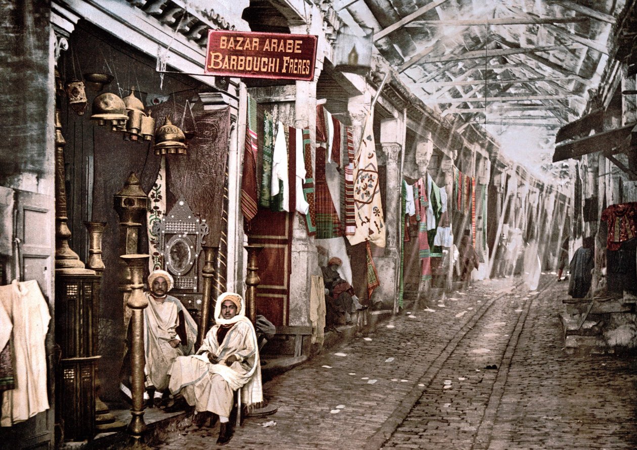 Le souk el Truck Tuniszban: bolt francia nyelvű „” Bazár arab Barbouchi testvérek” felirattal”. Photochrom v. 1900. alkotó: Unknown artist