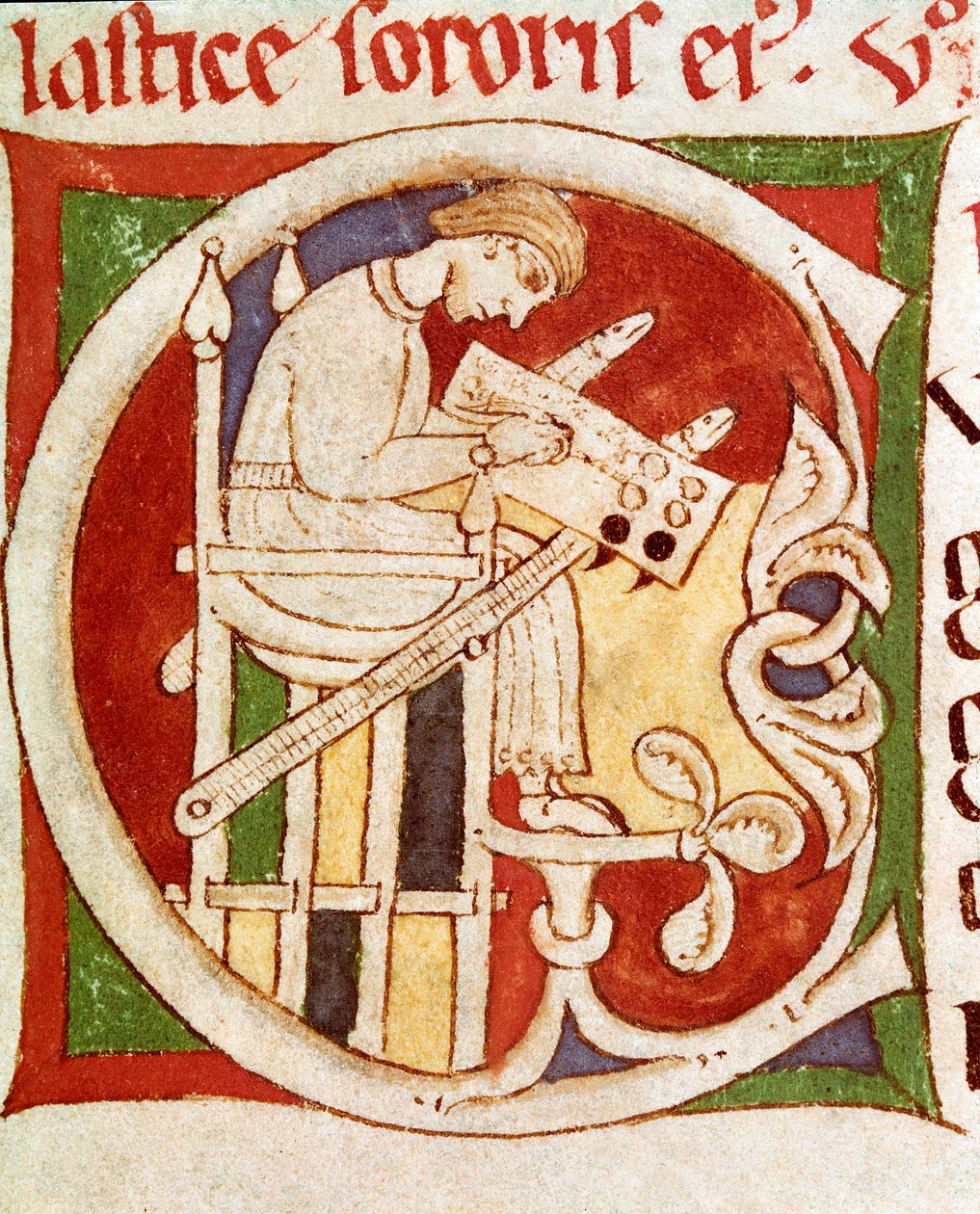 C betűt egy íróasztalra írt szerzetes díszít. Miniatűr a „” Vitae sanctorum”-ból (A szentek élete) 12. századi Coimbre, egyetemi könyvtár alkotó: Unknown artist