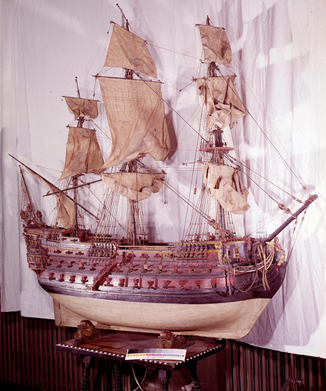 Katonai haditengerészet: miniatűr hajómodell három fedélzeten, 92 fegyverből álló fegyver. 17. század. Madrid, Armee Múzeum alkotó: Unknown artist